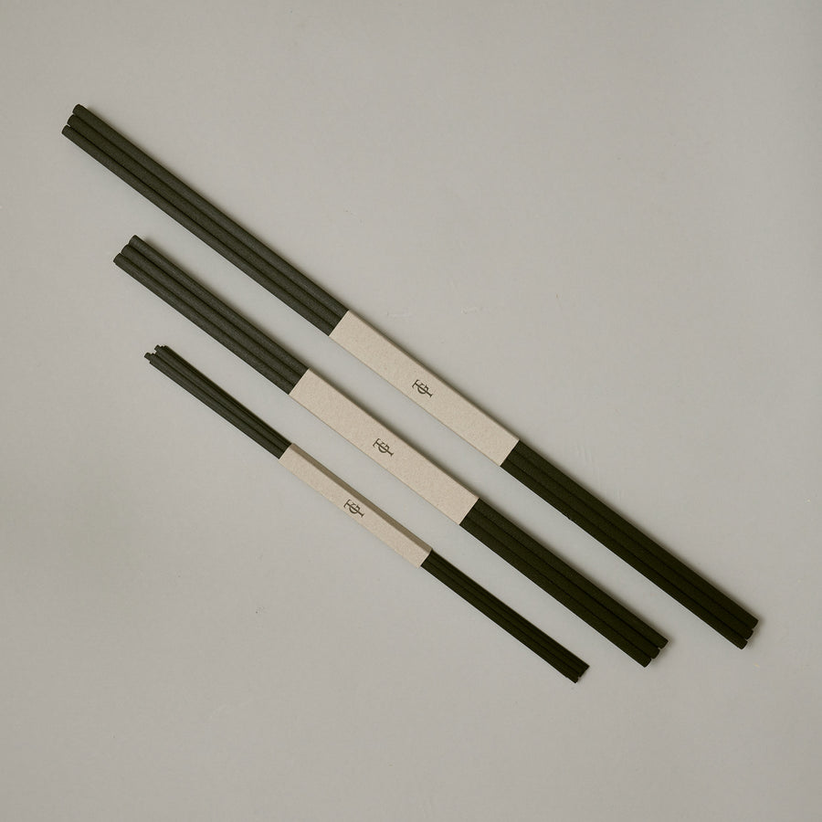 Small black bundle of 8 fibre reeds 38cm | True Grace